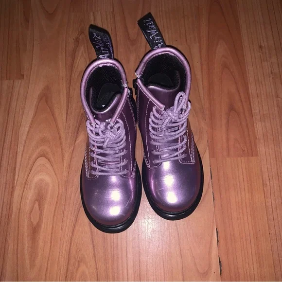 Dr. Martens Kids Boots in Metallic Purple - Picture 13 of 16